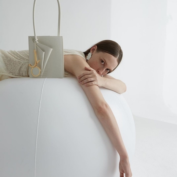 Avant garde leather shoulder bag - Picture 2 of 8